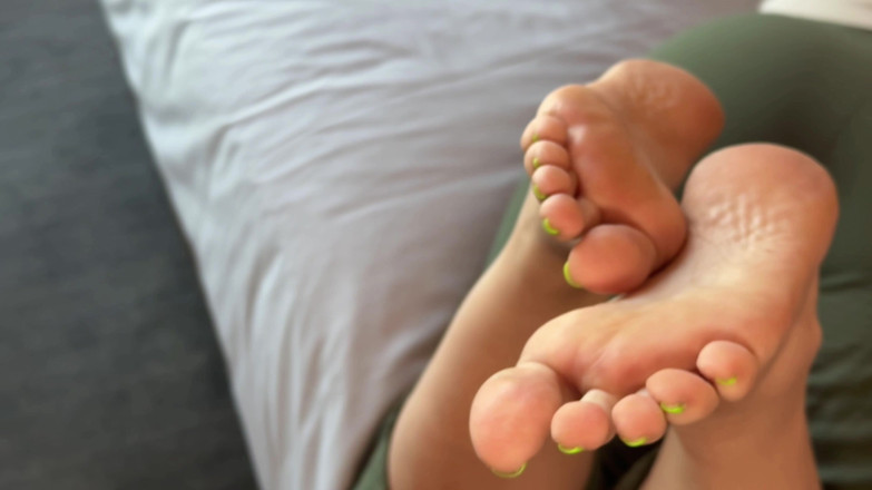 Jasmine Flowers: Milf panas mengusik kaki: mainan terang &amp; pantat besar mengerikan