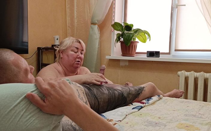 Zona901: Soacra îmi masturbează pula cu ulei