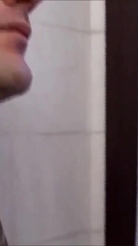 Lui esce dalla doccia ma non riesce a resistere e la mette alla pecorina