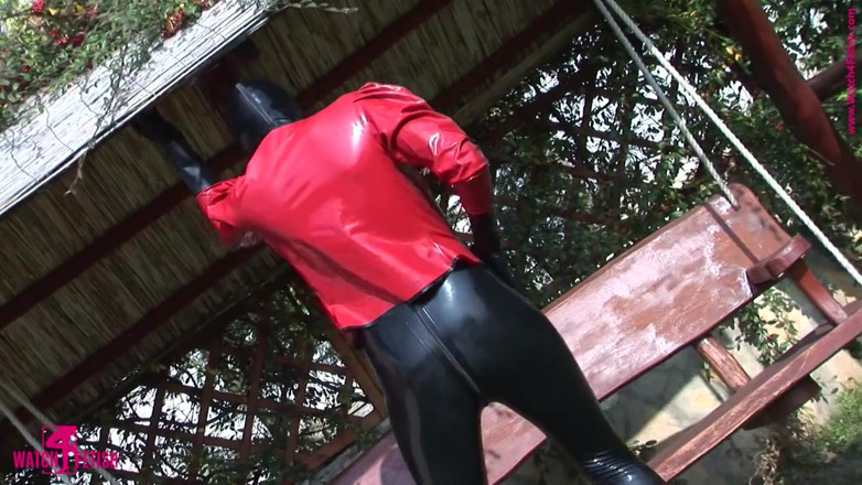 Watch4fetish: Quente látex apertado se masturba no jardim