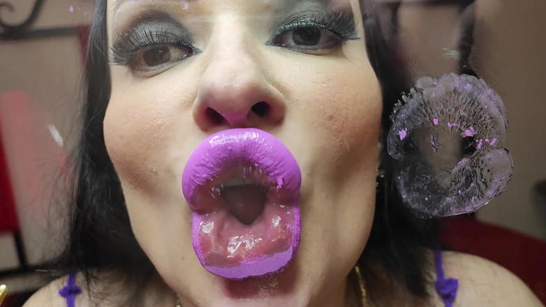 Princess18_: Bibir bimbo bimbo bikin kamu crot di bantal kontolnya yang...