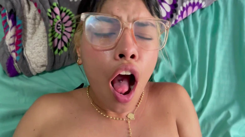 Saraymike: 她喜欢我一个人的时候抚摸她，我性感饥渴的好朋友让我给她看我的鸡巴