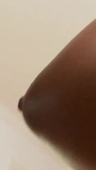 Bu seksi orta yaşlı seksi esmer şişman amcığını büyük siyah yarağıyla parçalıyor.