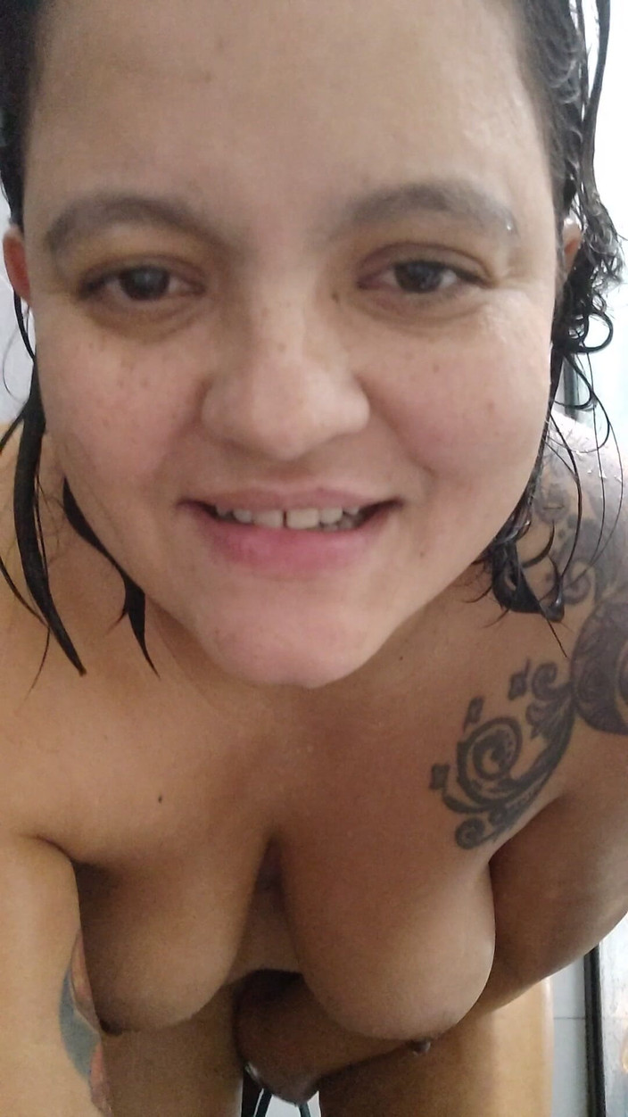 Capisalami: Masturbeert poesje onder de douche