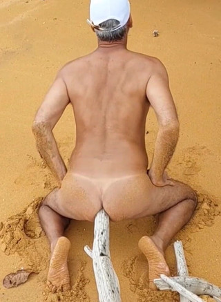 Ladysilvas: Ladysilva nuda in spiaggia arrapata con un cazzo nel culo