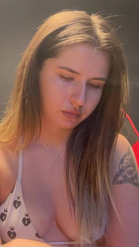Je perfecte blondine rookt in een beha