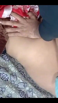 Hintli amatör aldatan evli kadın bunda sıkı götüne büyük bir yarak almak için ayakta domalarak anal seks yapıyor