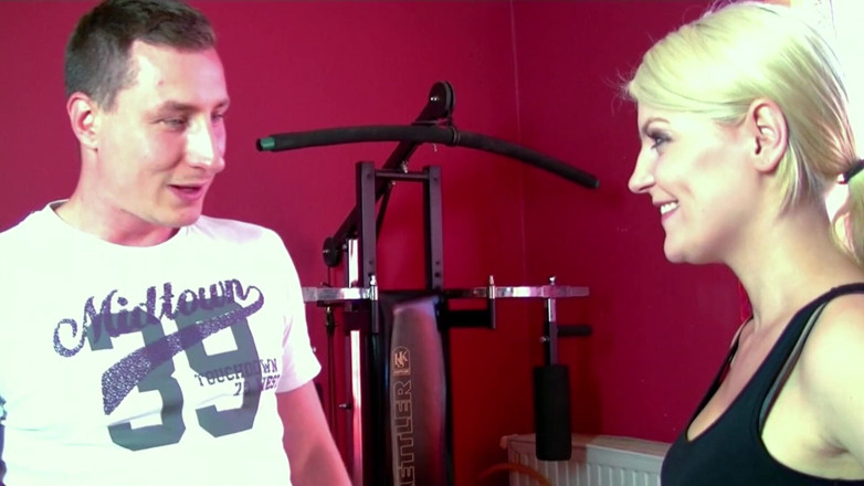 German amateur - 100% German hardcore videos: Teen amatérka je sondována jejím trenérským ptákem