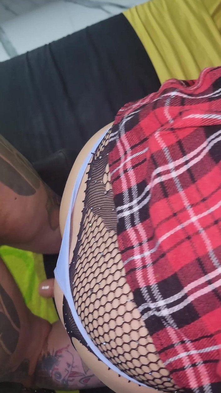 Crystal Phoenix: İki Itaatkar Kız Dövmeli Bir Adama Zevk Veriyor