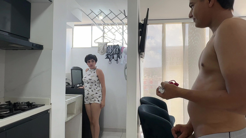 ManuelaAlvarez: Mientras Estoy Lavando Veo a Mi Curioso Hermanastro Oler Mis...