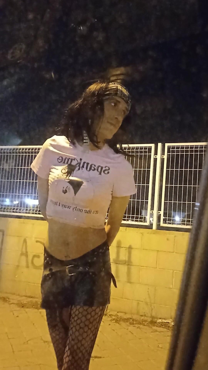 Penelopene27: Crossdresser exhibicionista venku, část 1