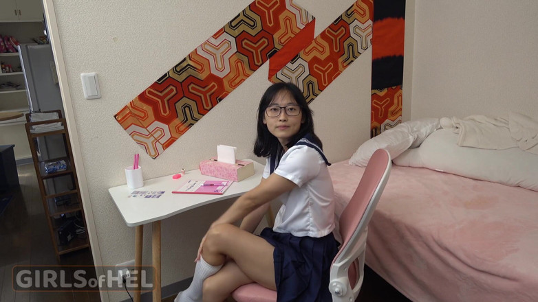 Girls of Hel: Tatăl vitreg Nosy intruzină pe fiica sa vitregă asiatică pentru...