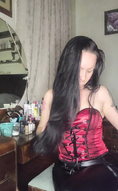 Raven Willow: Budete sledovat bohyni, slaboš nad ní v korzetu a kůži....
