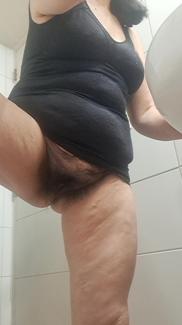 Mommy big hairy pussy: Noha nahoře, dotýkání se sexy chlupaté kundičky hluboké mámy