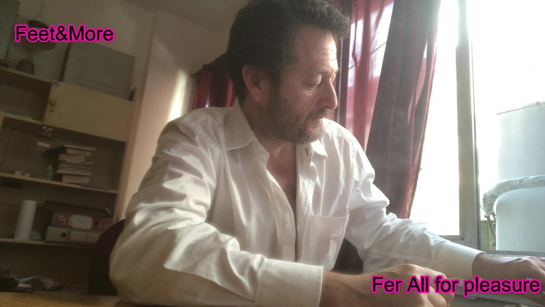 Fer All for pleasure: Siyah çoraplı fer sigara içiyor