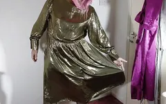 Britse tv-slet Nottstvslet glanzende gouden metallic jurk. Hete tv cumdump