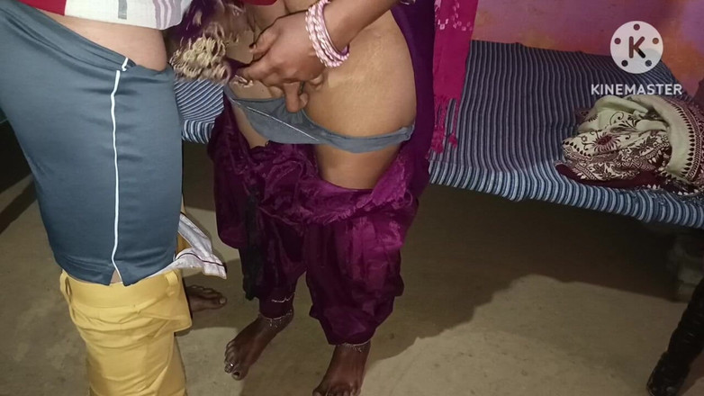 Savita5343: 인도 섹시 Mausi는 무릎에 그녀를 들어 올리고 보지에 자지를 넣어 자신의 의붓 여동생의 배다른 아들을 따먹어