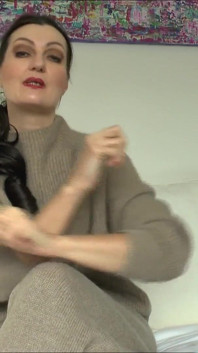 Doamna Victoria Valente - ținută tricot Cașmere, mâini frumoase, unghii scurte, prim-planuri, instrucțiuni de masturbare