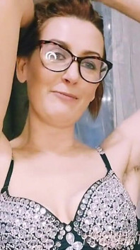 Nevlastní teta s brýlemi a síťovaných punčocháčů s tebou flirtuje a škádlí vás