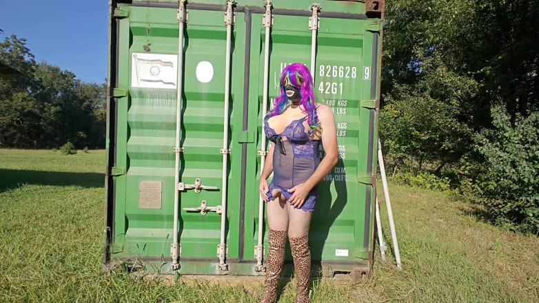 Jon Screcrow: Кроссдрессер на вулиці, сеанси мастурбації