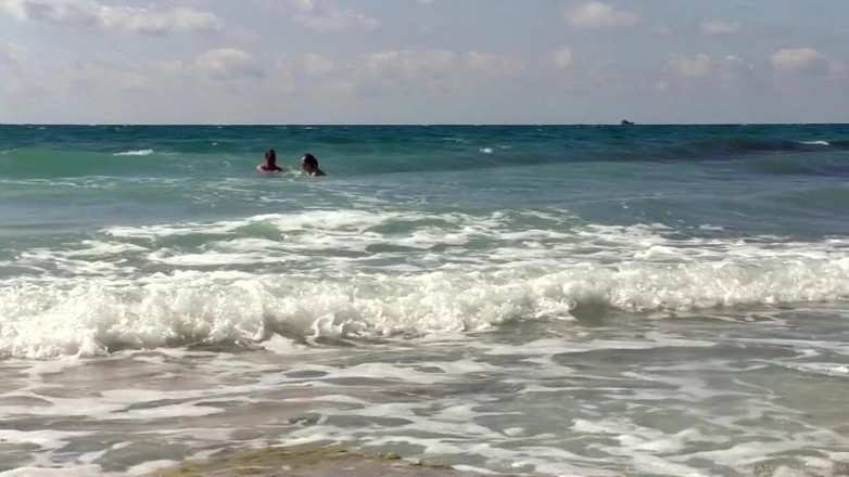 Katrin Porto: Une BBW nue s'amuse dans la mer