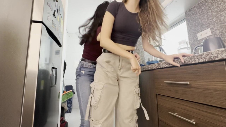 scarlettandc: Bạn cùng phòng của tôi ngón tay vào mông tôi