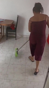 Keilimar uklízí dům, zatímco její znuděný přítel se ji snaží přesvědčit, aby mu vykouřila ptáka, ale nakonec se stane něco šíleného