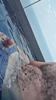 Acariciando mi polla en la piscina