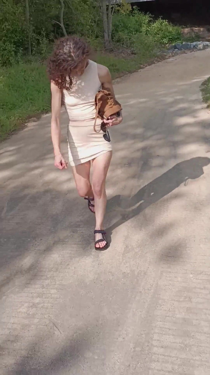 Haybabe84: Hay Babe jde na procházku po greenwayi