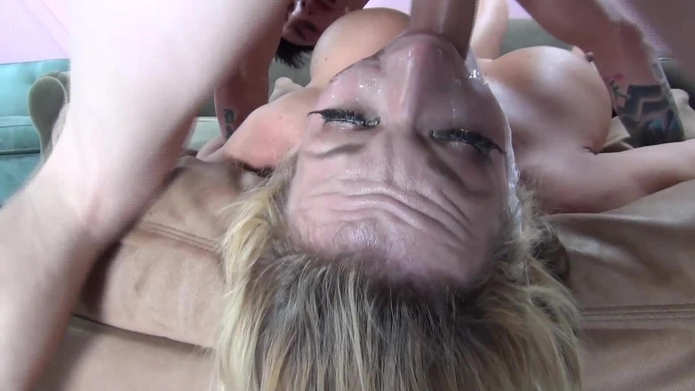 Tight little babes: Распутную крошку с большими сиськами грубо трахнули в рот