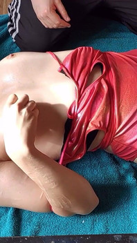 Bel corpo trans oliato e masturbato