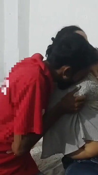 Desi indická moderní MILF bhabhi dostane výstřik na obličej a je ošukána poslíčkem