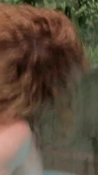 Ragazza dai capelli ricci si masturba con una bottiglia nella vasca idromassaggio