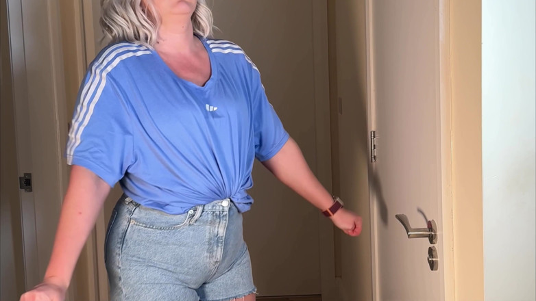Emma Voyeur: Badezimmer Gesperrt - Jeansshorts, Die Vor Der Tür Benetzen