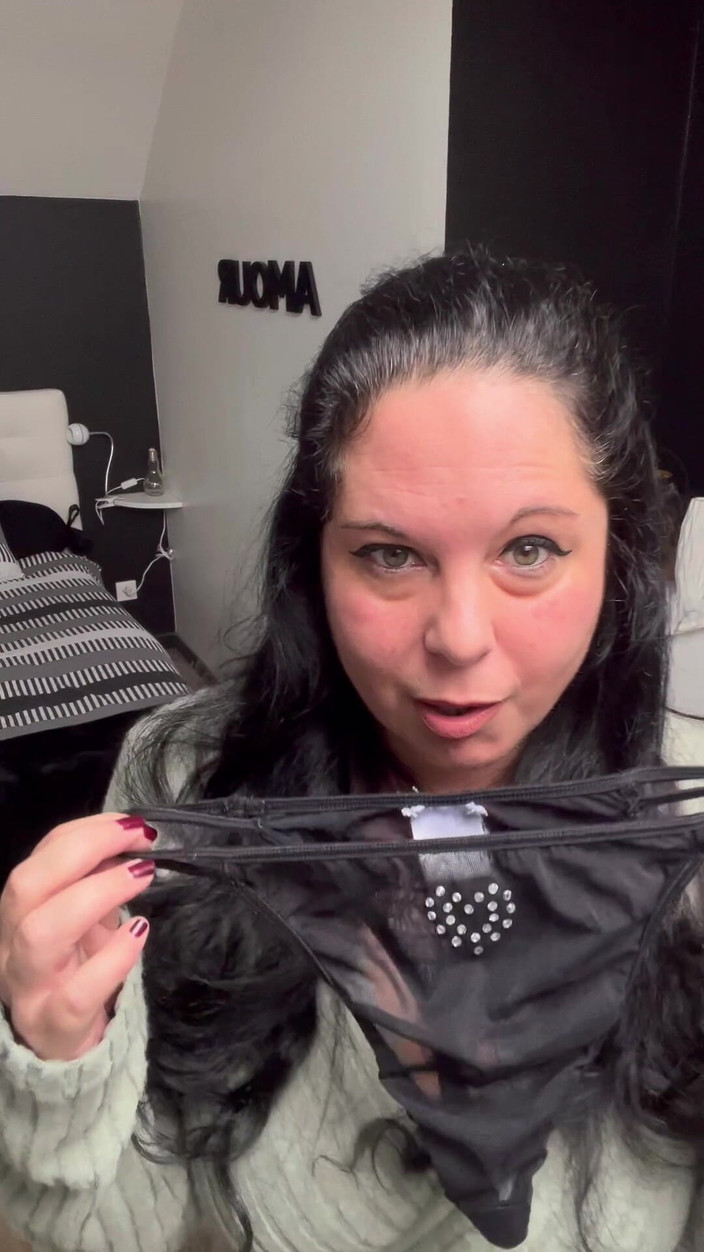 Maitresse Clara: JOI &amp; CEI, o cara desleixado curtindo minha calcinha