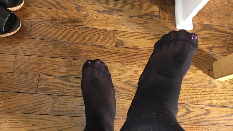 Pantyhose Jasmine: क्रॉसड्रेसर लाल पेडीक्योर और पेंटीहोज