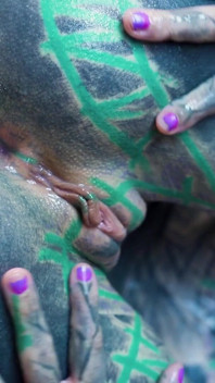 TATUAJE ANAL gape amoroso chica jugando