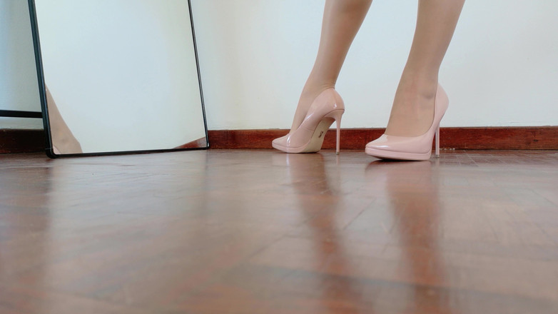 Kinky Lyrical: Oblečení dne - Malé černé šaty, nylon a podpatky