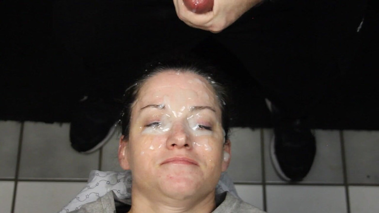 Dirty Dees: 她回来了,脸上被大量坚果覆盖