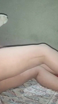 MI MASTURBO IL FIGLIASTRO VICINO A MIO MARITO, LO FACCIO VENIRE E POI GLI FACCIO VENIRE IL CULO