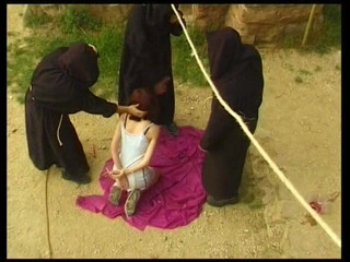 Horny Two really wet MILFs: Ragazze rosse sbattute in un'orgia rituale