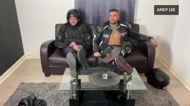 Andyleexxx: Bikers lagi asik ngocok kontl saat pulang ke rumah