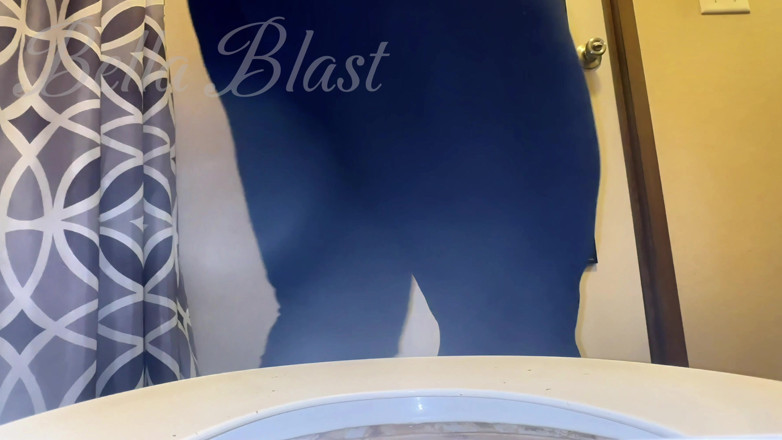BellaBlast: Peep hole al mio culo enorme e scoreggia lunga e...