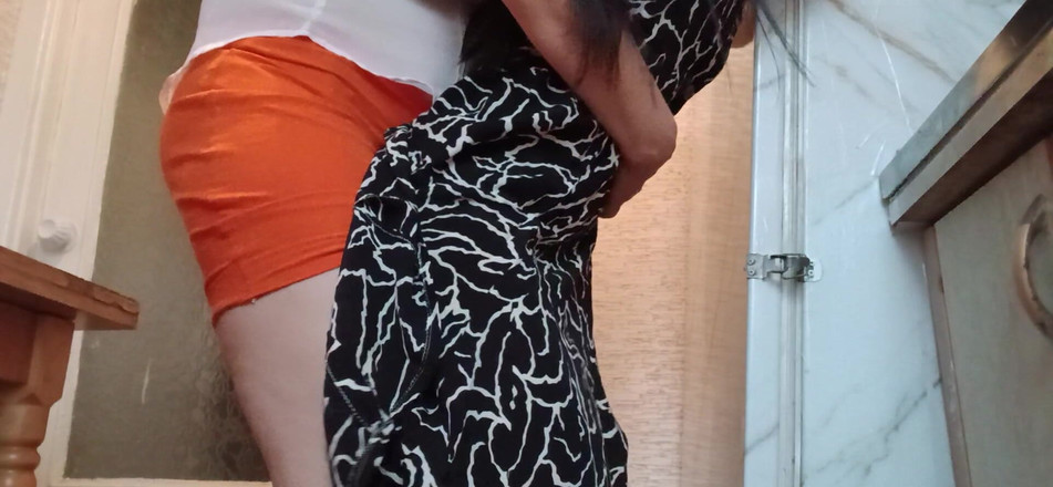 Lesbian-candys: Am fost futută rapid de șefa mea dominatoare matură sexy în bucătăria...