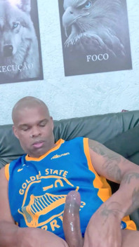 Delizioso Brasiliano Nero Succhia Il Cazzo Di Un Ragazzo Nero Mentre Gioca Ai Videogiochi