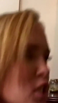 Cette blonde à gros cul est maîtresse de la gorge profonde de son énorme bite