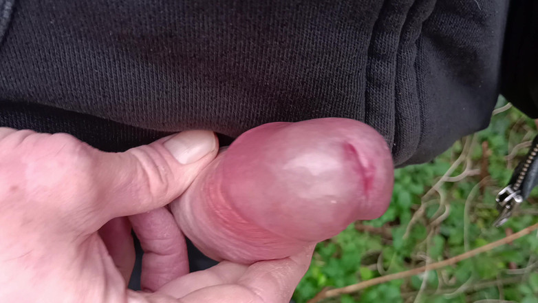 Rockardglans: Крейсерская походка большого необрезаного члена, дрочка крупным планом в лесу в рабочей одежде - Rockard Daddy