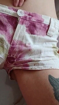 M-am ascuns în spatele dulapului ca vecinul meu să nu mă vadă masturbându-mă