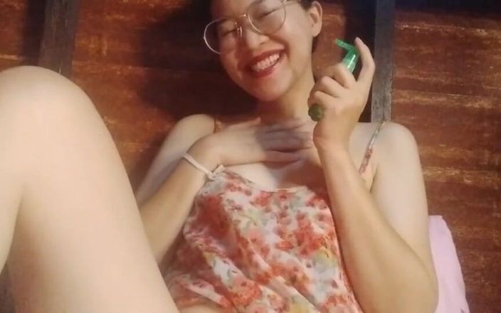 Thana 2023: Söt sexig asiatisk kåt tjej visar röv och fitta