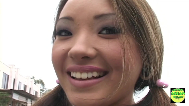 Naughty Asian Women: Une Asiatique vêtue de bas fait du dirty talk à un...
